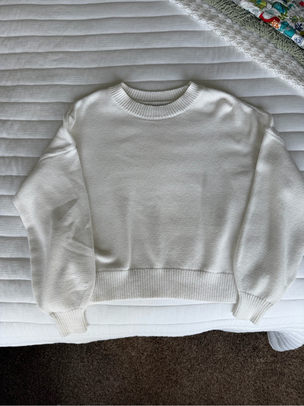 hollister white crewneck sweater